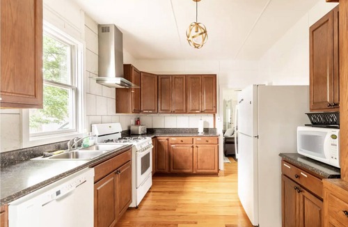 Cleveland House | Lakefront Family Getaway - Kayak - BBQ - Pet friendly