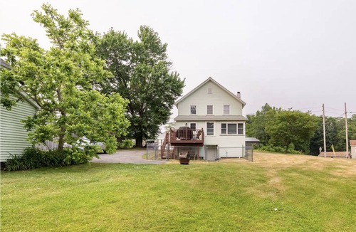 Cleveland House | Lakefront Family Getaway - Kayak - BBQ - Pet friendly