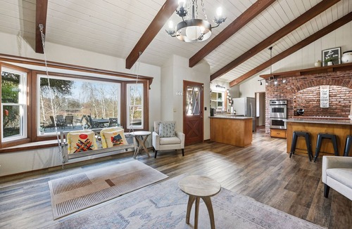 Centralia House | Lakefront Family Haven: Firepit, Games, & Sunsets