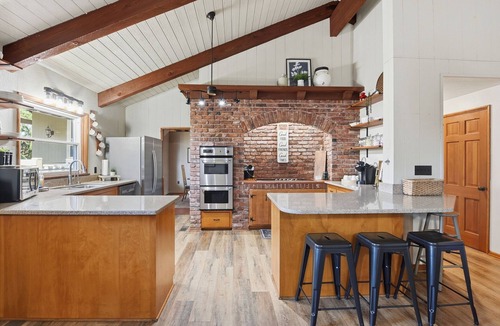 Centralia House | Lakefront Family Haven: Firepit, Games, & Sunsets