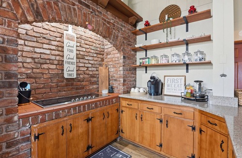 Centralia House | Lakefront Family Haven: Firepit, Games, & Sunsets