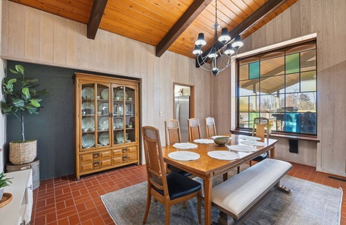 Centralia House | Lakefront Family Haven: Firepit, Games, & Sunsets