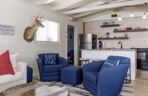 Dinero House | Lakefront Family Home