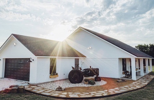 Robinson Other | Lakefront Farmhouse just minutes from Magnolia Silos, Downtown, Shopping &Baylor