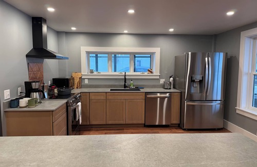 St. Albans House | Lakefront Farmhouse - Sleeps 12