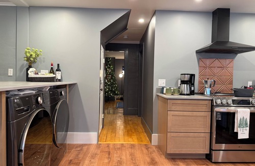 St. Albans House | Lakefront Farmhouse - Sleeps 12