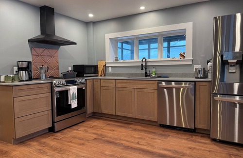 St. Albans House | Lakefront Farmhouse - Sleeps 12