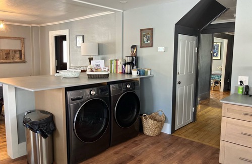 St. Albans House | Lakefront Farmhouse - Sleeps 12
