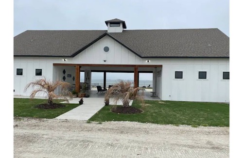 Kerens RV Rental | Lakefront Fires & Fishing, Splashes & Sunsets