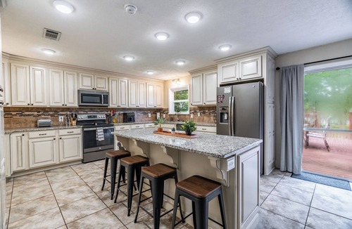 Sherwood House | Lakefront, Fishing, Fun & Games, BBQ, WIFI