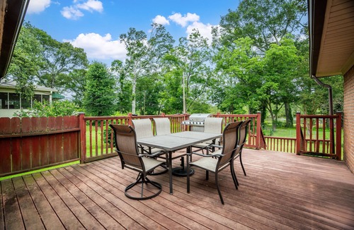 Sherwood House | Lakefront, Fishing, Fun & Games, BBQ, WIFI