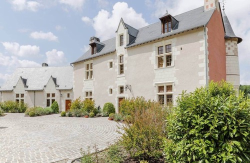 Continvoir House | Lakefront French Chateau with Swimming Pool