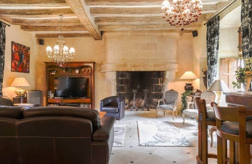 Continvoir House | Lakefront French Chateau with Swimming Pool