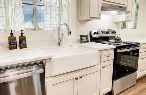 Whitney House | Lakefront fun for 14+pets w/game room deck sunsets