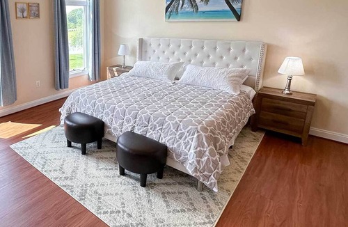 Purcellville Bed & Breakfast | Lakefront Gateway 1 BR 1 Full Bath w/Private Island Access & Breakfast Included