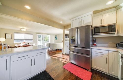 Silver Lake Cottage | Lakefront Gem: Balcony, Fire Pit & Yard in Everett