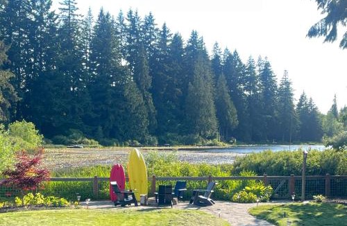 Silver Lake House | Lakefront Gem Balcony, Fire Pit and Yard in Everett