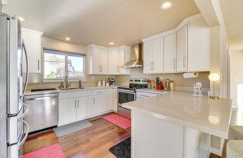 Silver Lake House | Lakefront Gem: Balcony, Fire Pit & Yard in Everett