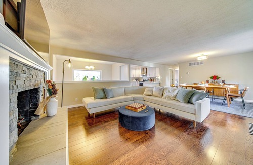 Silver Lake House | Lakefront Gem: Balcony, Fire Pit & Yard in Everett