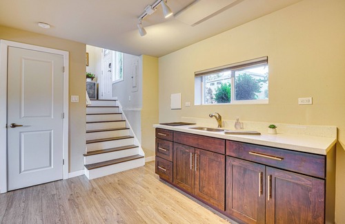 Silver Lake House | Lakefront Gem: Balcony, Fire Pit & Yard in Everett