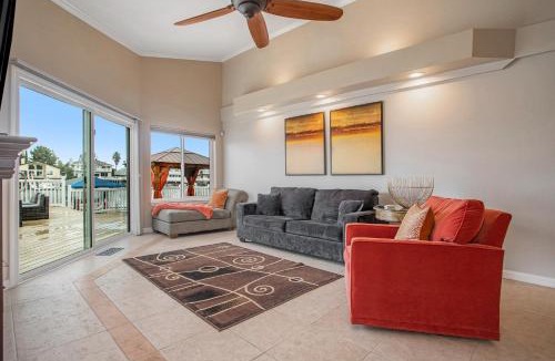 Discovery Bay House | Lakefront Gem: Private Dock