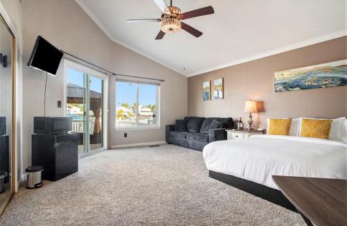 Discovery Bay House | Lakefront Gem: Private Dock