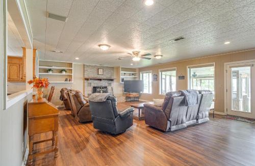 Negreet House | Lakefront Gem w/Boat Dock & Fishing Pier in Many