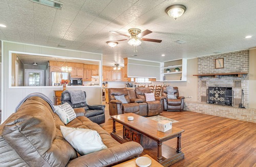 Negreet House | Lakefront Gem w/Boat Dock & Fishing Pier in Many