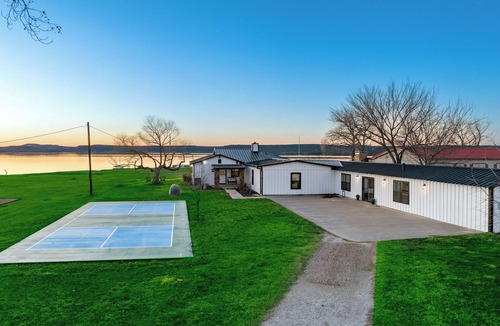 Graford House | Lakefront Gem w/Hot Tub & Game Room in Graford