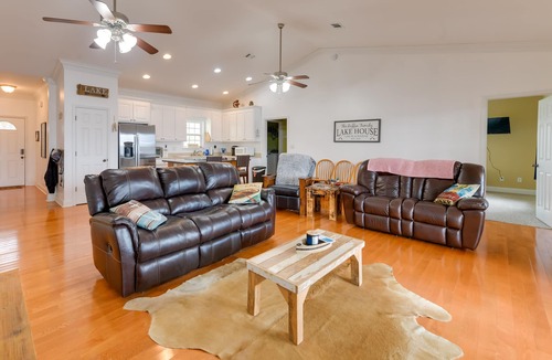 Cobb House | Lakefront Georgia Escape w/ Fire Pit & Boat Dock!