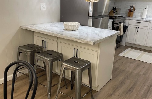 Mannsville House | Lakefront Getaway at Renshaw Bay