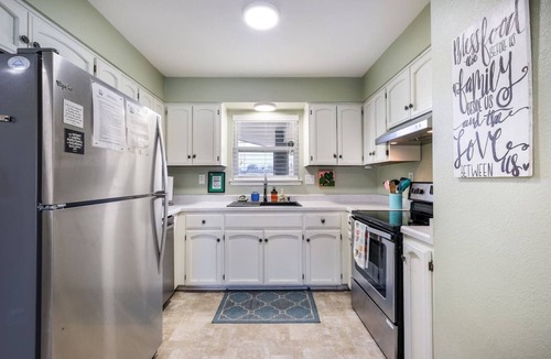Seguin House | Lakefront Getaway/Fishing/Kayaks/King Bed