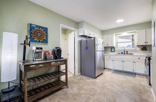 Seguin House | Lakefront Getaway/Fishing/Kayaks/King Bed