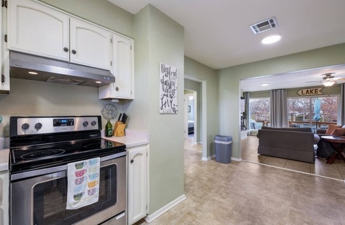 Seguin House | Lakefront Getaway/Fishing/Kayaks/King Bed