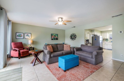 Seguin House | Lakefront Getaway/Fishing/Kayaks/King Bed