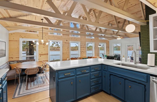 Gober House | Lakefront Getaway: Hot Tub, Stunning Views, Kayaks, Cozy Vibes & Game Night