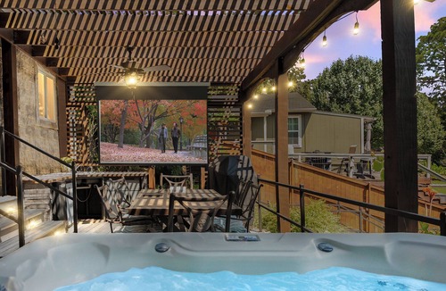 Tool House | Lakefront Getaway Hot Tub, Projector, Kayaks
