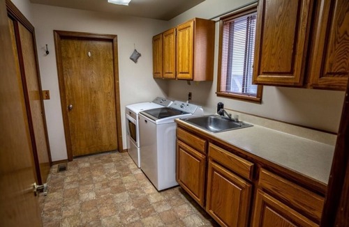 Moses Lake House | Lakefront Getaway. Private Waterfront Home with Dock and Sunroom.