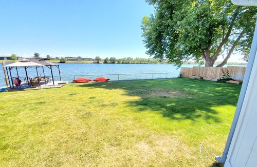 Moses Lake House | Lakefront Getaway. Private Waterfront Home with Dock and Sunroom.