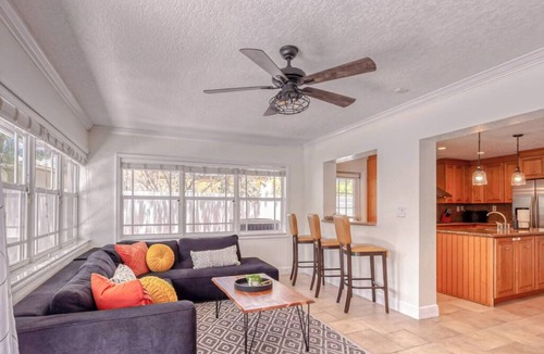 Oakland Park Villa | Lakefront Getaway 5BR/3BA Heated Pool Paradise