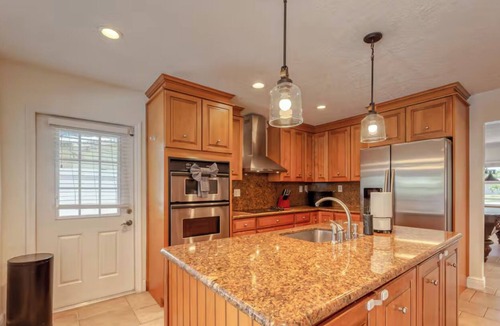 Oakland Park Villa | Lakefront Getaway 5BR/3BA Heated Pool Paradise