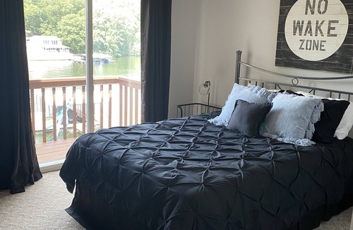 Shawnee Bend House | Lakefront Getaway for 14 guests