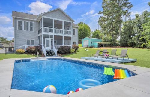 Greenwood House | Lakefront Getaway with Dock Pool Sunset Games