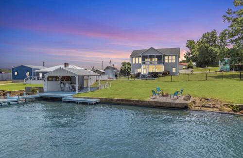 Greenwood House | Lakefront Getaway with Dock Pool Sunset Games