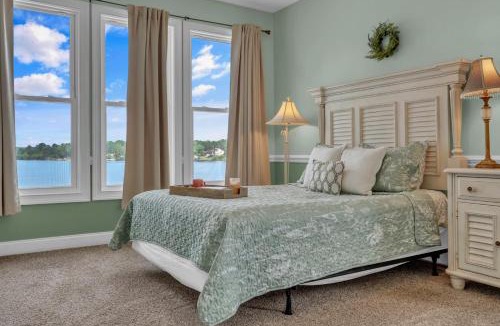 Greenwood House | Lakefront Getaway with Dock Pool Sunset Games