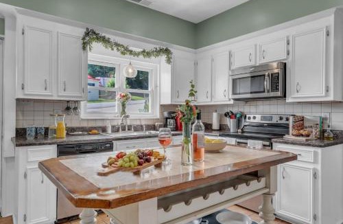 Greenwood House | Lakefront Getaway with Dock Pool Sunset Games