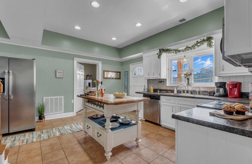 Greenwood House | Lakefront Getaway with Dock Pool Sunset Games