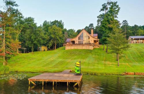 Gladewater House | Lakefront Gladewater Retreat w/Dock + Hot Tub!