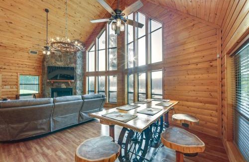 Gladewater House | Lakefront Gladewater Retreat w/Dock + Hot Tub!