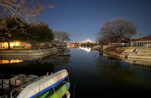 Granbury House | Lakefront Granbury Getaway